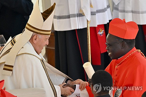 프란치스코 교황이 30일(현지시간) 바티칸 성 베드로 광장에서 열린 추기경 회의(consistory)에서 남수단 주바 대교구장 스테판 아메유 마틴 물라 대주교를 추기경으로 서임한 뒤 악수하고 있다. 연합뉴스
